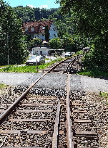 Gleise nahe Wohngebiet