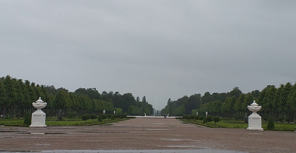 Blick in den Schlosspark Schwetzingen, wolkenverhangen, grau