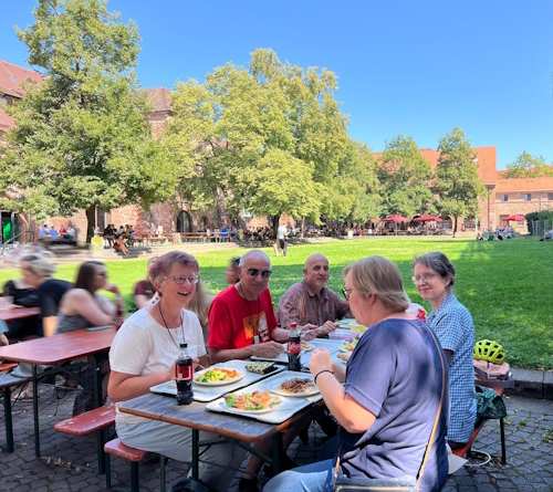 SHG-Gruppe beim gemeinsamen Essen in der Heidelberger Mensa am Neckar