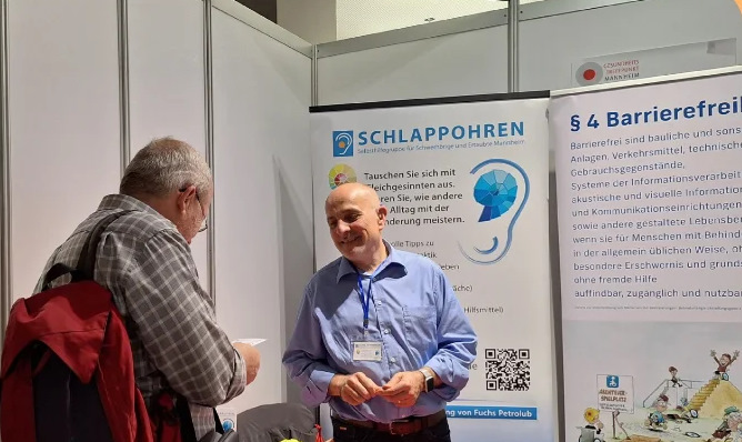 SHG-Sprecher mit einem interessierten Standbesucher