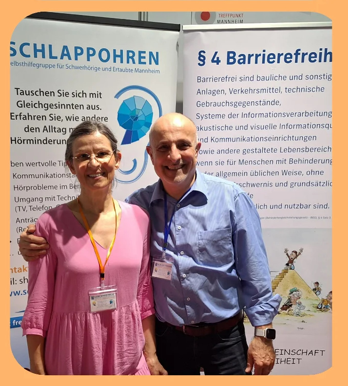 Sprecherin und Sprecher am SHG-Stand