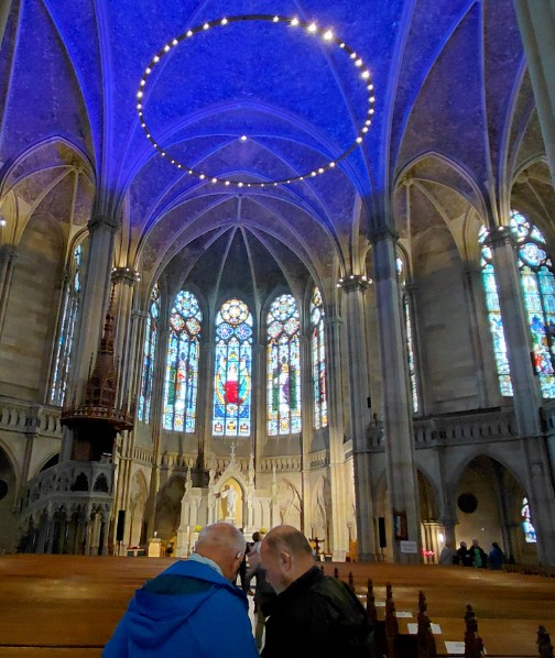 Gedächtniskirche mit Glasfenstern und blauer Beleuchtung