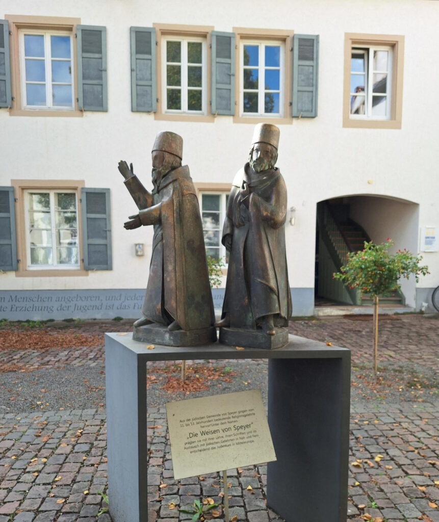 Zwei Weise Skulpturen im Judenhof