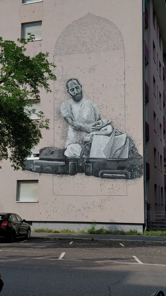 Halwani the inevitability of leaving things behind Mann mit Koffer
