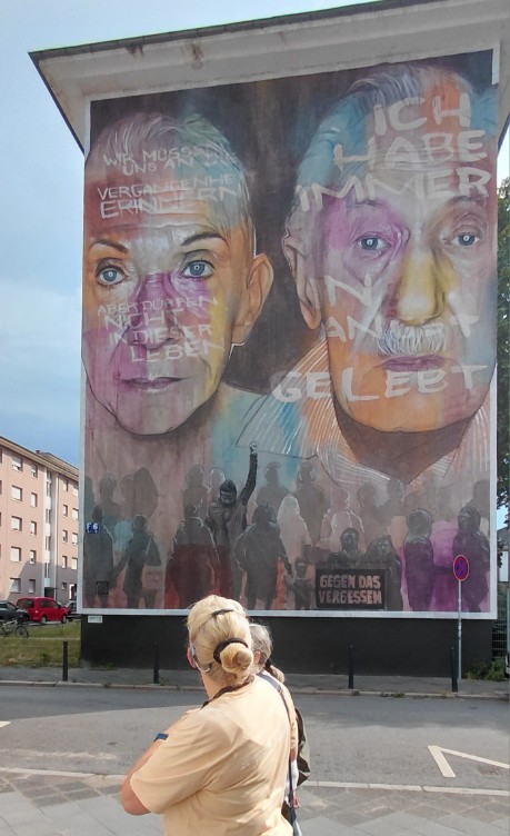 Zwei Großformatige Porträts von Holocaust-Überlebenden