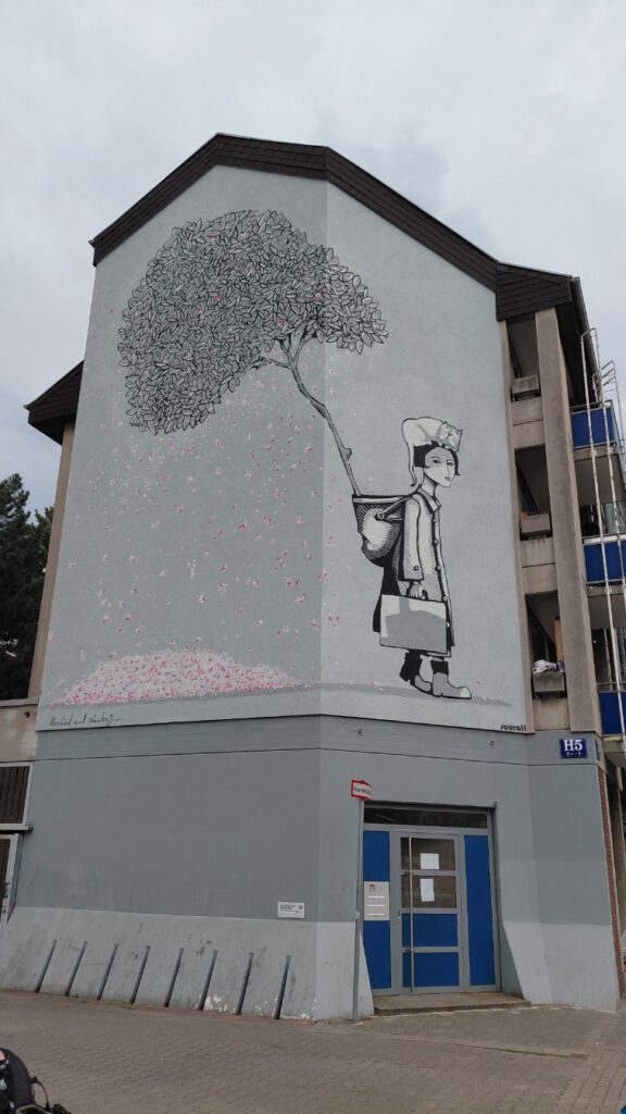 Mädchen trägt einen Korb auf dem Rücken, daraus wächst ein Baum